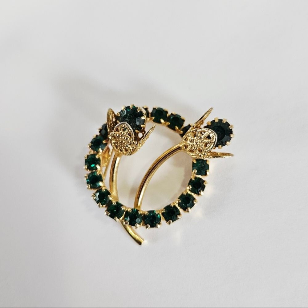 Vintage Deep Green Rhinestone Filigree Flower Round Circle Gold Tone Brooch Pin